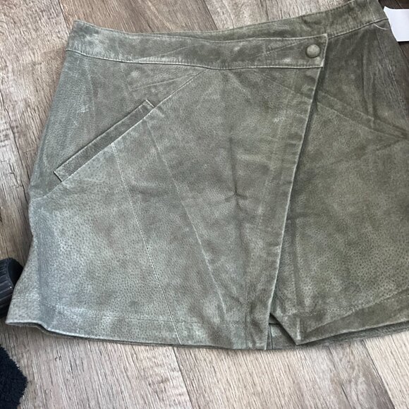 Blank NYC Suede Wrap Skirt in Herb - NEW - Size 30 - Picture 7 of 10